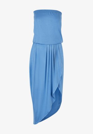 Blaues, trägerloses Kleid aus weichem Stoff. Es hat ein gerafftes Oberteil mit einem plissierten Rock, asymmetrischem Saum und glatter Textur.