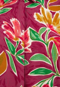 Kurzarmhemd mit einem lebhaften Blumenmuster, das pinke und gelbe Blumen auf einem dunkelroten Hintergrund mit grünen Blättern zeigt. Aus Baumwollmaterial.