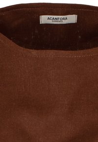 Brązowa lniana tkanina z okrągłym dekoltem, z metką, na której widnieje napis "ACANFORA SORRENTO". Prosty design, miękka faktura.