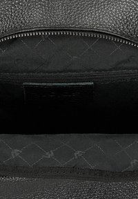 Czarna skórzana torba o teksturowanym wnętrzu z kieszenią na zamek umieszczoną na tkaninie w wzór diamentowy. Gładki zamek błyskawiczny wzdłuż górnej krawędzi.