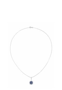 Srebrna ogrlica s krožnim obeskom, na katerem so modri dragulji, obdani z majhnimi prozornimi kamni, pripeta na fino verižico.