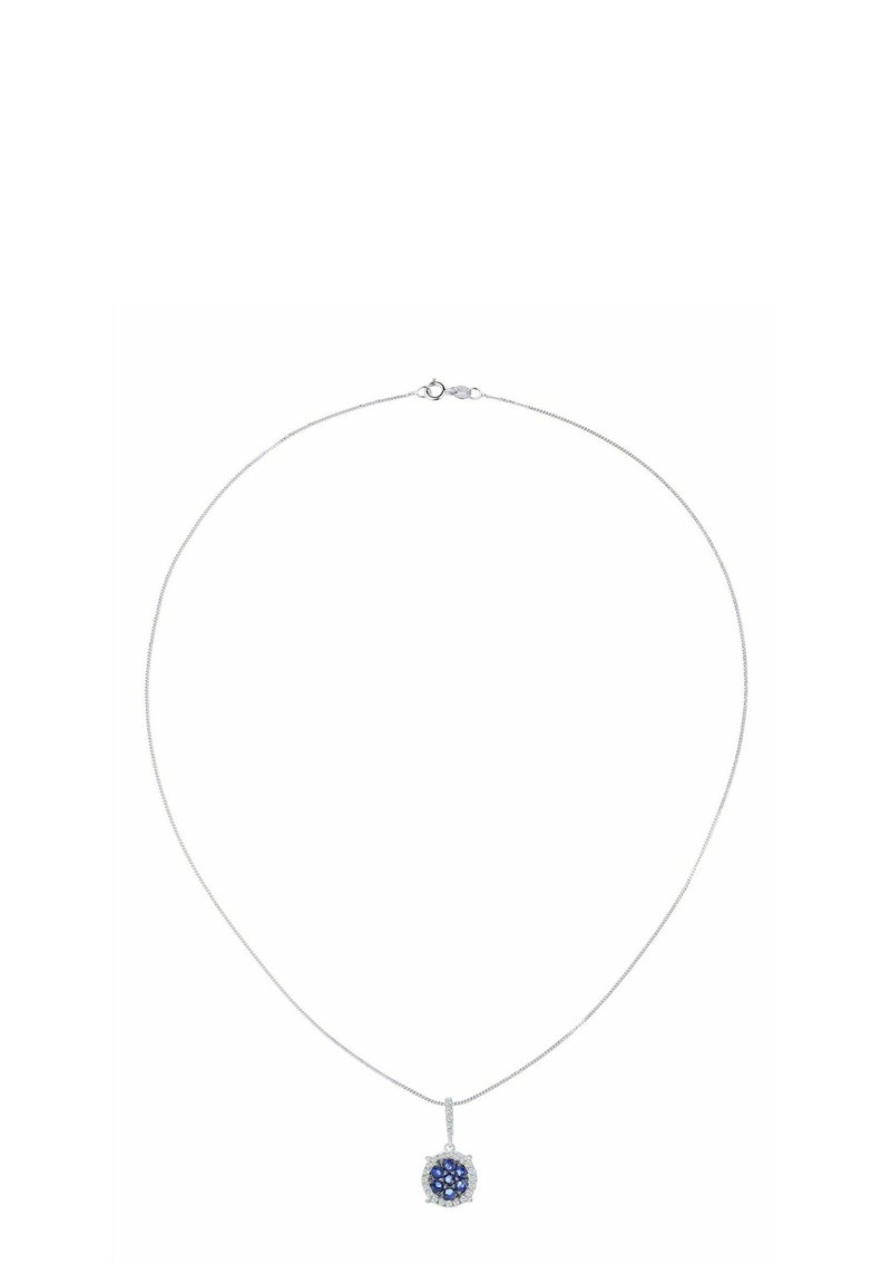 Srebrna ogrlica s krožnim obeskom, na katerem so modri dragulji, obdani z majhnimi prozornimi kamni, pripeta na fino verižico.
