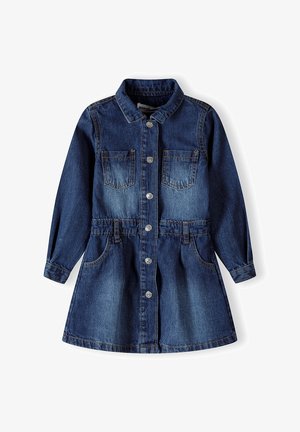 Sukienka dżinsowa z długimi rękawami, kołnierzykiem, dwoma kieszeniami na piersi, zapinana na guziki, z elastyczną talią i rozkloszowanym dołem. Ciemnoniebieska z jasnymi przetarciami.