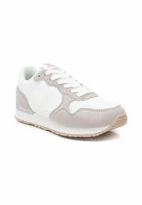Zapatilla deportiva gris y blanca con parte superior de ante y malla, punta redondeada, suela acolchada y detalle de logo en el lateral.
