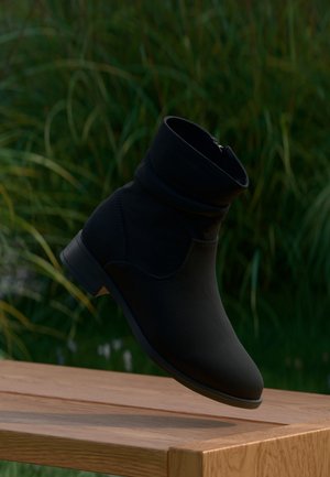 Stiefelette - black