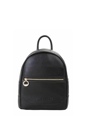 Sac à dos en cuir noir avec une forme arrondie, une poignée supérieure, une poche avant zippée et des accents de quincaillerie dorée, avec un logo embossé à l'avant.