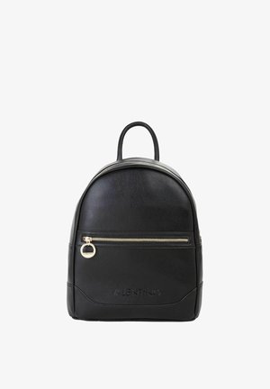 Sac à dos en cuir noir avec une forme arrondie, une poignée supérieure, une poche avant zippée et des accents de quincaillerie dorée, avec un logo embossé à l'avant.