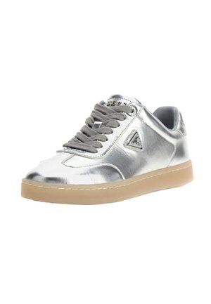 Sneaker argentato metallico con superficie liscia, lacci grigi, suola in gomma e dettaglio del logo triangolare sul lato. Design della punta arrotondata.