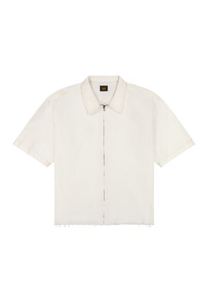 Lühikeste varrukatega, helevalge lühike särk krae ja esikinnisega, millel on narmendav ääris ja Lee kaubamärgi silt krae sees.