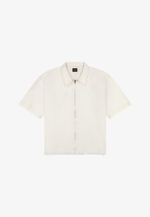 Lühikeste varrukatega, helevalge lühike särk krae ja esikinnisega, millel on narmendav ääris ja Lee kaubamärgi silt krae sees.