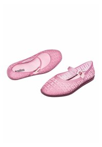 Bailarinas de plástico rosa con una textura trenzada, punta redondeada y una tira delgada con un detalle de hebilla. Forro interior suave y suela plana.