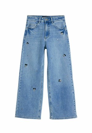 Jeans de denim de color azul claro, de pierna ancha, con diseños de personajes bordados, adornos plateados y una configuración clásica de cinco bolsillos.