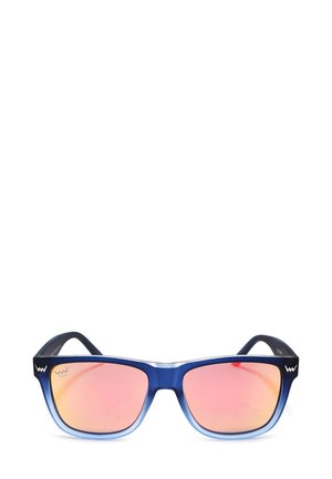 Sluneční brýle s modrým průhledným rámem a růžovými gradientními čočkami. Vyznačují se elegantním designem s černými akcenty na ramenech.