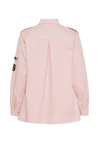 Lyserød langærmet skjorte med krave, plisseret ryg og dekorative skulderlapper. Har knaplukning ved ærmerne og et glat, let stof.