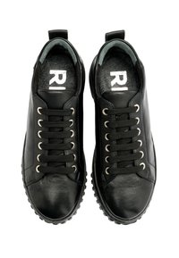 Sneakers in pelle nera con punta rotonda e superficie testurizzata. Caratterizzati da occhielli argentati e lacci neri. Fodera interna morbida con dettaglio del logo.