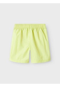 Limoengroene shorts met elastische tailleband, lichtgewicht stof, boven de knielengte en een gladde textuur; geen zichtbare zakken of details.