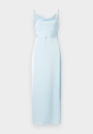Hellblaues Satinkleid mit drapiertem Wasserfallausschnitt, Spaghettiträgern und geradem Schnitt, das eine glatte, glänzende Textur aufweist.
