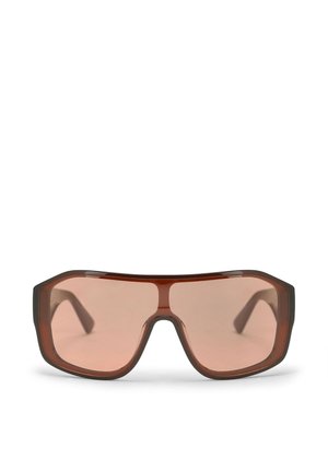 Lunettes de soleil surdimensionnées marron style bouclier avec une seule lentille teintée et une monture épaisse angulaire, vues de face sur fond blanc.