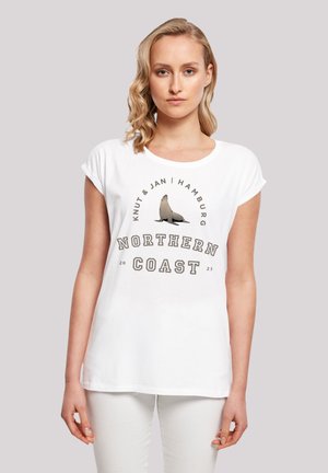 Weißes T-Shirt mit kurzen Ärmeln, das ein bedrucktes Design mit einer Robbenillustration, dem Text "NORTHERN COAST" und "Knut & Jan | Hamburg 2023" enthält.