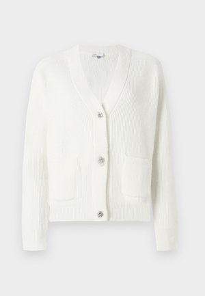 Valkoinen neuletakki, joka on valmistettu ribbitetusta kankaasta. Siinä on V-pääntie, kolme koristepainiketta ja kaksi etutaskua. Pehmeä rakenne ja rento malli.