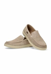 Zapatos de ante beige de tipo slip-on con punta redondeada, suela de goma contrastante en un tono blanco roto y detalles de costura sutiles en la parte superior.