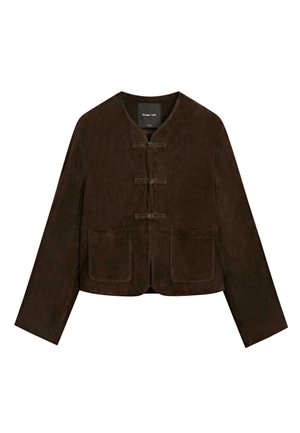 Giacca in camoscio marrone scuro con maniche lunghe, scollo rotondo, tre chiusure a fibbia frontali e due tasche rettangolari anteriori.