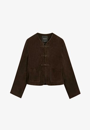 Donkerbruine suède jas met lange mouwen, ronde halslijn, drie sluitingen met toggles aan de voorkant en twee rechthoekige zakken aan de voorkant.