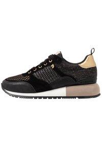 Czarne sneakersy z zamszową i siatkową cholewką, złotymi akcentami, białą i beżową podeszwą, okrągłym noskiem oraz sznurowanym zapięciem. Teksturowany design z widocznymi szwami.