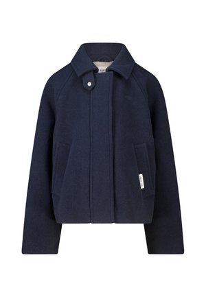 Donkerblauwe wollen jas met kraag, knoopbare neksluiting, twee voorzakken en een klein wit merklapje op de rechterzak.