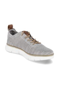 Grauer Sport Schuh mit einem strukturierten Knit-Obermaterial, braunen Schnürsenkeln und einer weißen Gummi-Sohle. Mit einem braunen Tab am Fersenbereich für ein einfaches Anziehen.