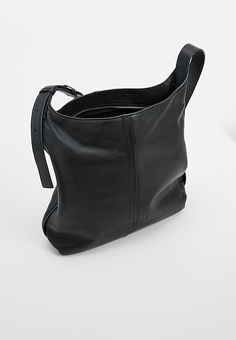 Schwarze Leder-Schultertasche mit glatter Textur, Reißverschluss und einem langen Schulterriemen. Hat ein einfaches, minimalistisches Design.