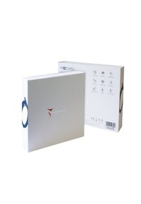 Technisch hergestellte weiße rechteckige Verpackung mit blauen Akzenten und Logo. Die Rückseite zeigt Icons für Funktionen wie Wasserfestigkeit und Herz-Kreislauf-Tests.