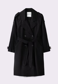 Czarny płaszcz trench z podwójnym zapięciem, zapięcie na guziki, pasek w talii i pagony na ramionach. Gładka tekstura i długość do kolan.