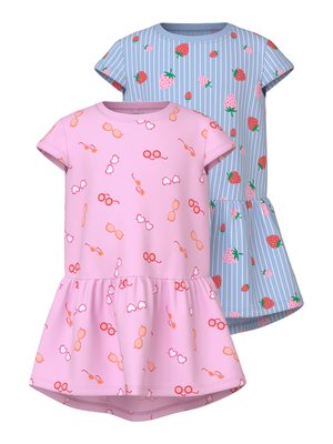 Δύο κοντομάνικα φορέματα για κορίτσια, το ένα ροζ με μοτίβο γυαλιών ηλίου με καρδιά και λουλούδια, το άλλο μπλε με λευκές ρίγες και εκτύπωση φράουλας.
