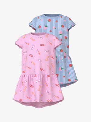 Kaks tüdrukute lühikeste varrukatega kleiti, üks roosa südame- ja lilleprillide mustriga, teine sinine valgete triipude ja maasikaprindiga.