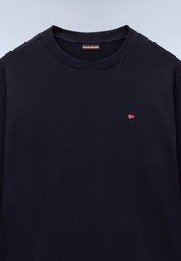 Felpa blu navy con collo a girocaviglia a coste. Presenta una piccola bandiera norvegese ricamata sul petto sinistro. Tessuto dalla texture morbida.