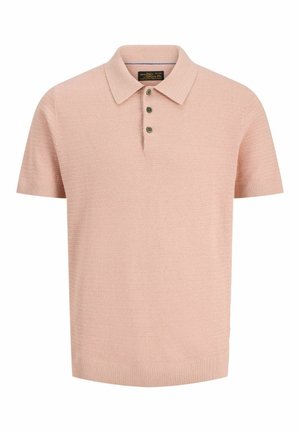 Polo en maille rose clair à manches courtes avec motif texturé, poignets côtelés, patte de boutonnage à trois boutons et col classique.