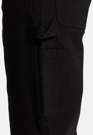 Schwarze Cargo-Jeans mit seitlicher Tasche, robusten Nähten, strukturiertem Stoff und tapered Design für eine enganliegende Passform.