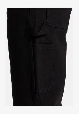 Pantaloni cargo in denim nero con tasca laterale, cuciture robuste, tessuto strutturato e un design affusolato per un look aderente.