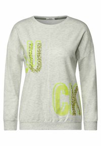 Suéter gris claro de manga larga. Presenta grandes letras de color verde brillante y un patrón de hojas en las letras. Tejido suave y texturizado.