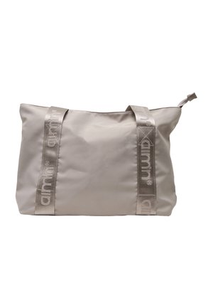 Beige nylon shopper med brede, mærkede håndtag og top-lynlås, der har et enkelt, ustruktureret design.