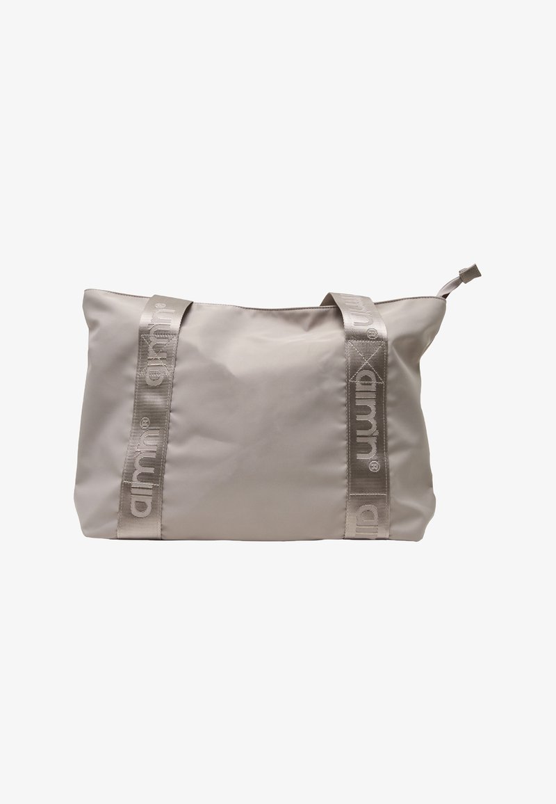 Sac cabas en nylon beige avec de larges anses ornées du logo et une fermeture éclair sur le dessus, présentant un design simple et non structuré.