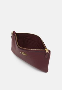 COACH POLISHED PEBBLE SMALL WRISTLET - Carteira de mão - wine