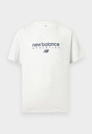 Weißes T-Shirt mit kurzen Ärmeln und Rundhalsausschnitt, vorne in der Mitte mit "new balance ATHLETICS" und dem "NB"-Logo in Dunkelblau bedruckt.