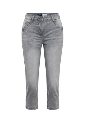 Jeans corti grigi in denim con tasche frontali, passanti per cintura e chiusura con bottone, che mostrano un leggero scolorimento e dettagli di pieghe.