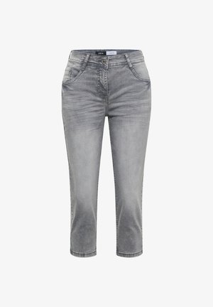 Grå korte denimjeans med forlommer, bæltestropper og knaplukning, der viser let falmen og rynkedetaljer.