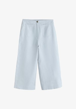 Pantaloni scurți largi de culoare albastru deschis, cu buzunare aplicate în față și închidere cu un singur nasture în talie.