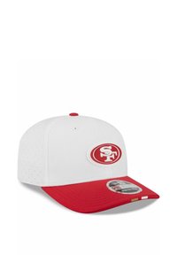 Weiße und rote Baseballmütze der San Francisco 49ers mit Teamlogo auf der Vorderseite und gebogenem roten Schirm.