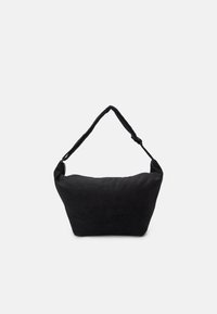 Bolsa de ombro em tecido preto com uma superfície texturizada suave, forma arredondada e uma única alça. Design minimalista sem hardware ou detalhes visíveis.