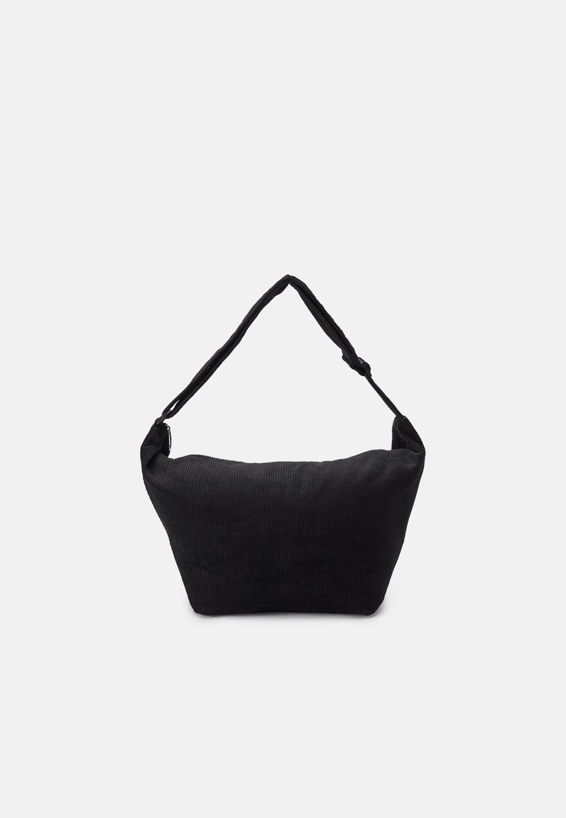 Bolsa de ombro em tecido preto com uma superfície texturizada suave, forma arredondada e uma única alça. Design minimalista sem hardware ou detalhes visíveis.